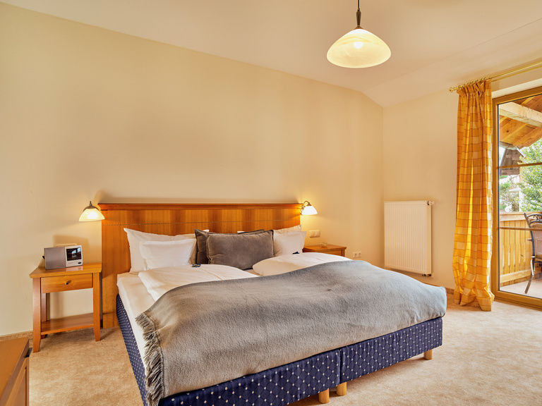 Helles und komfortables Hotelzimmer mit großem Schlafzimmer im Bayerischen Wald