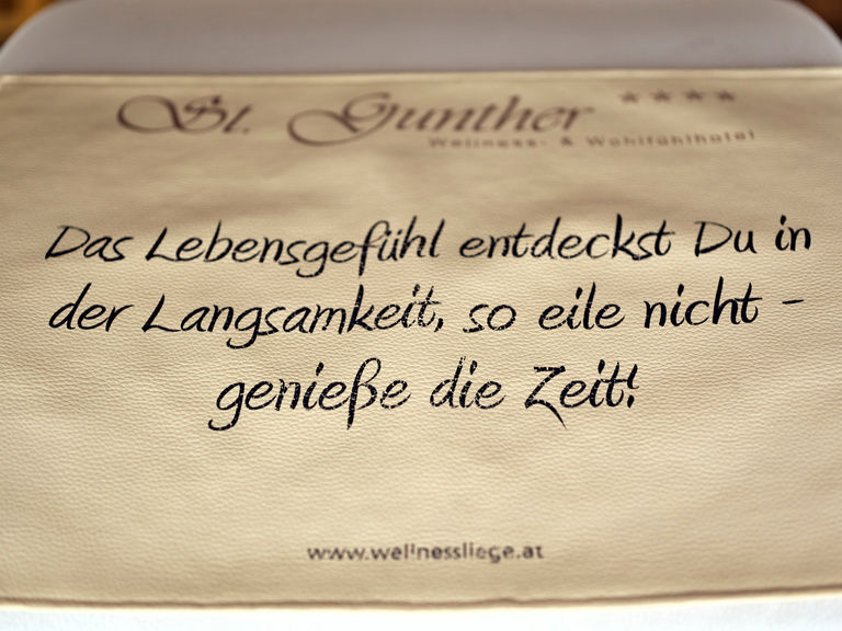 Lebensgefühl-Spruch auf der Wellnessliege im Hotel St. Gunther im Bayerischen Wald