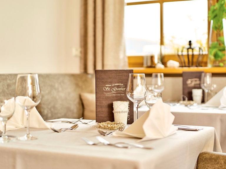 Fein gedeckte Tische mit Weingläsern im Restaurant des Hotels St. Gunther im Bayerischen Wald