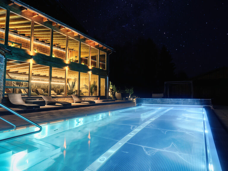 Romantische Abendstimmung am Außenpool des Hotels St. Gunther im Bayerischen Wald