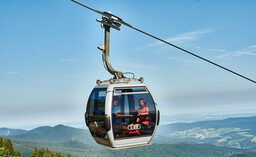Eine Gondel fährt die Seilbahn zum Großen Arber hinauf.