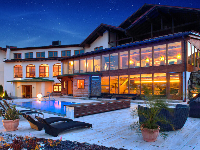 Beleuchtetes Hotelgebäude St. Gunther im Bayerischen Wald bei Abenddämmerung