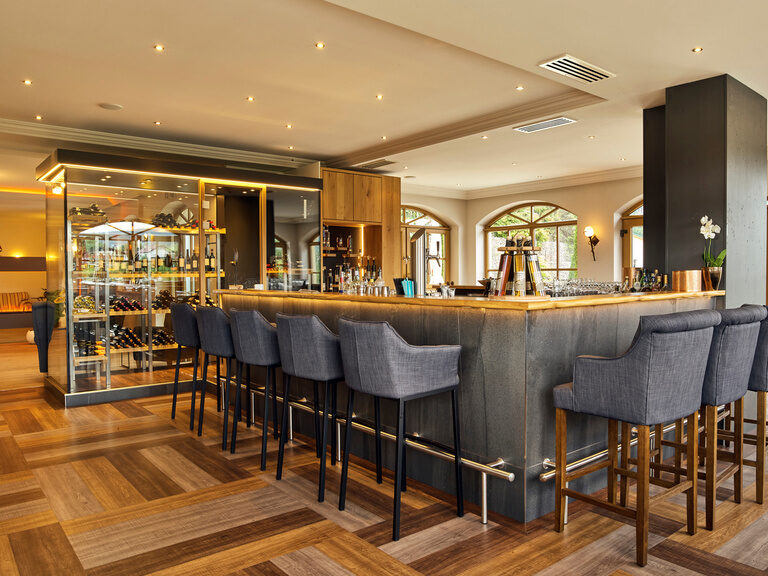 Moderne Bar mit langer Theke und Sitzplätzen im Hotel St. Gunther im Bayerischen Wald