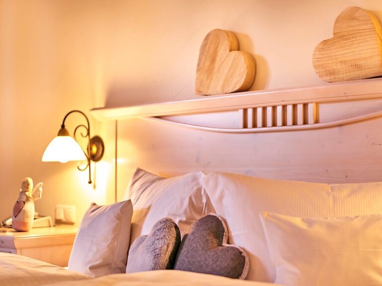 Schön dekoriertes Bett mit Herzmotiven im Hotel St. Gunther im Bayerischen Wald