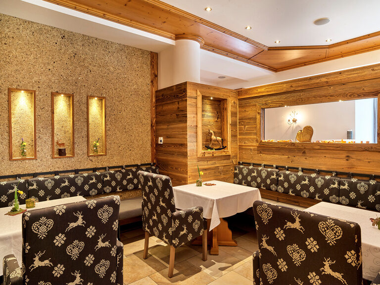 Stilvoller Restaurantbereich mit Holztischen und Stühlen im Hotel St. Gunthe